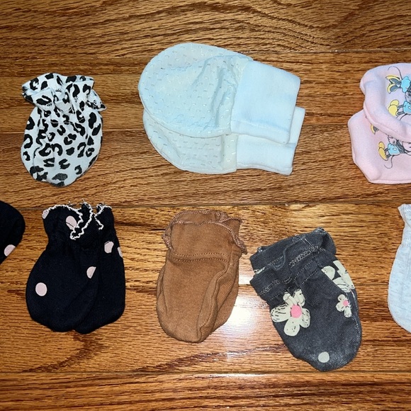 Baby Girl Mittens - Picture 3 of 4